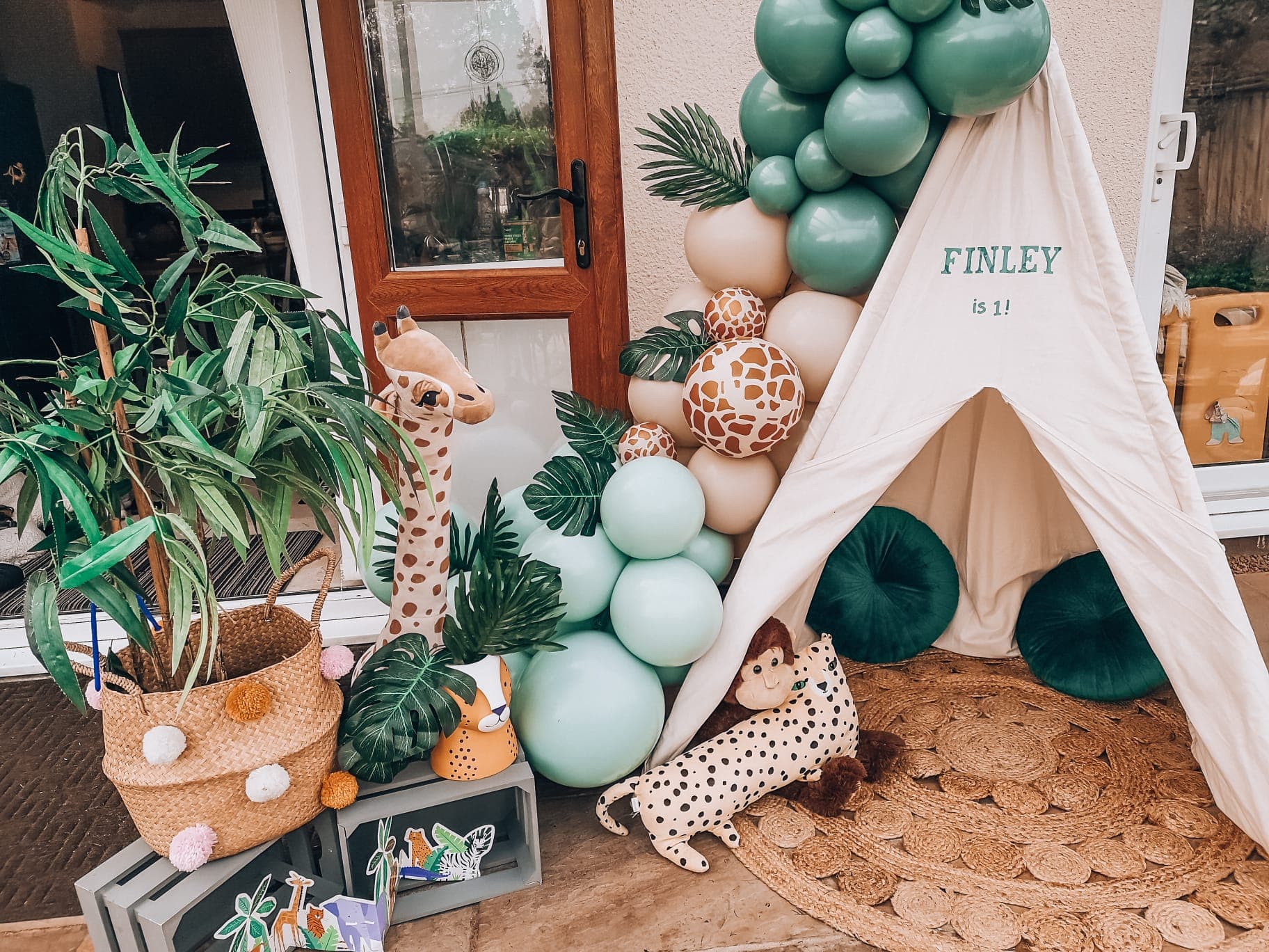 Luxe Picnics balloon styling